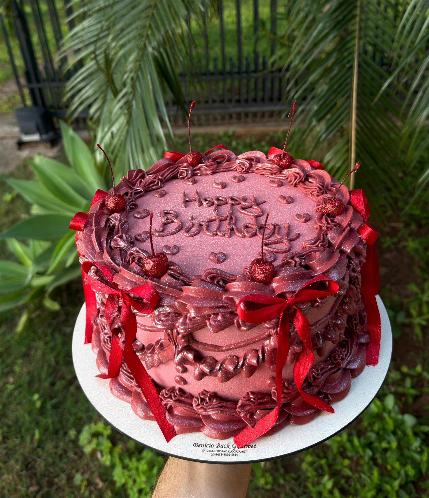 Bolo retrô de aniversário com decoração elaborada em tom vinho
