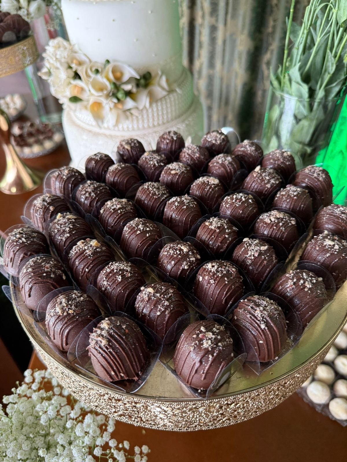 Bombom de Ferreiro com chocolate e castanhas trituradas