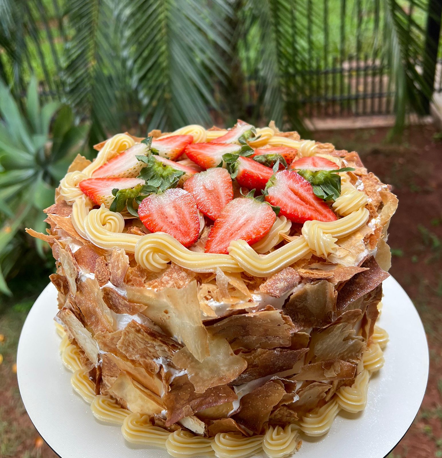 Bolo dos Deuses, com camadas crocantes e morangos frescos