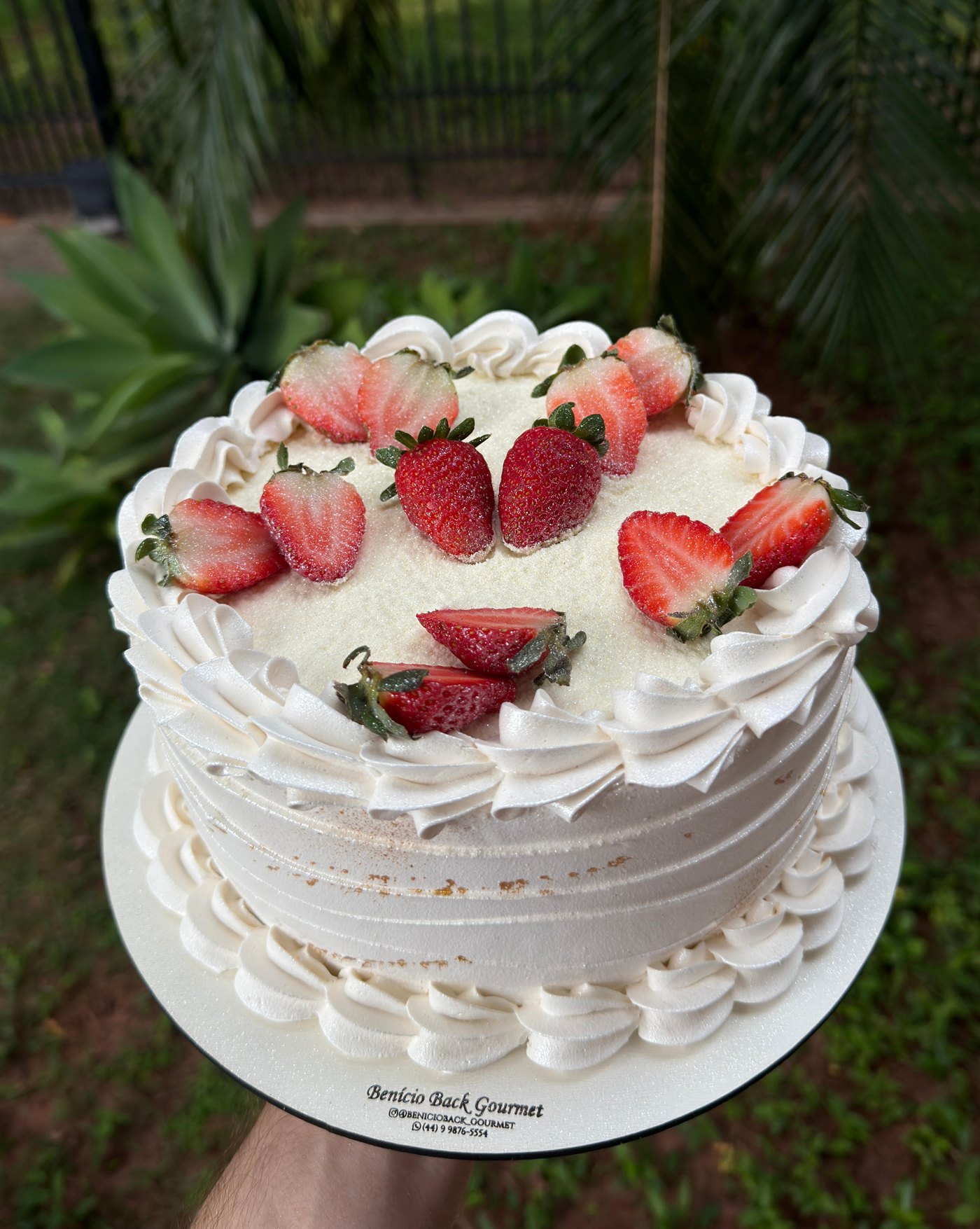Bolo 4 Leites com morangos frescos e creme branco