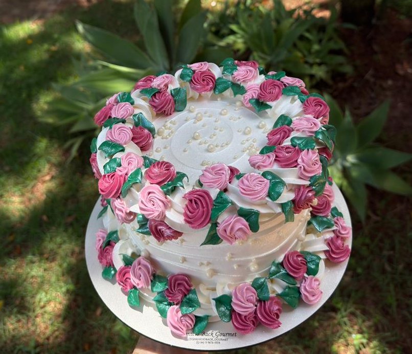 Bolo de dois amores decorado com rosas em tons de rosa pink, rosa claro e folhas verdes